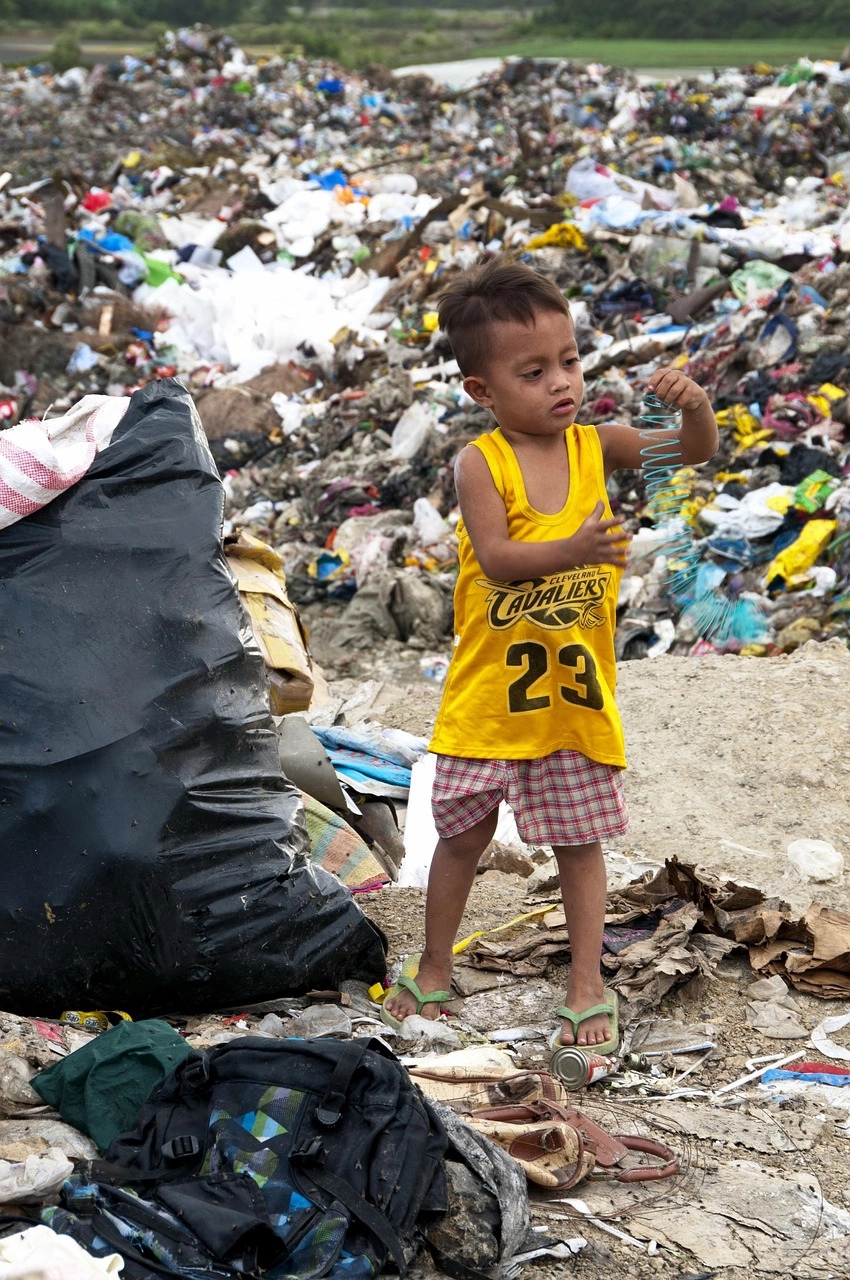enfant-dechets-plastique-planete-environnement
