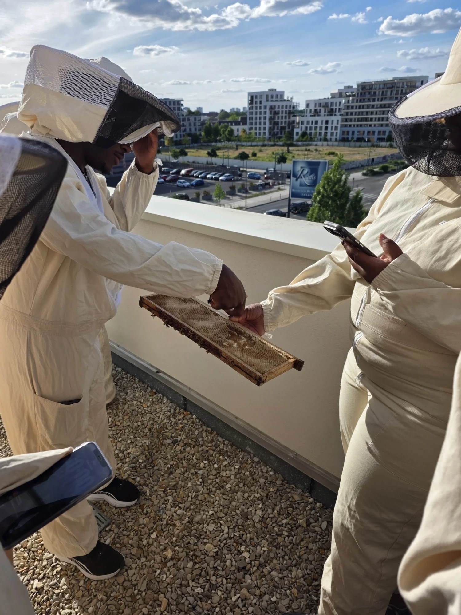 Collaborateurs en tenue d’apiculture lors d’un atelier sur un toit d’entreprise